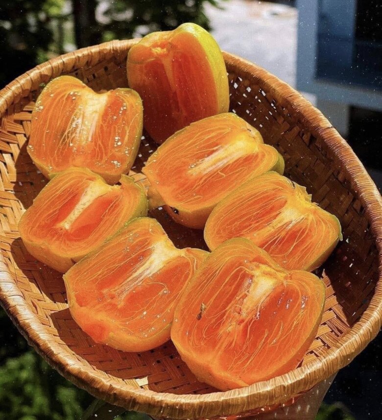 Hồng da tre có vị ngọt thanh, dịu nhẹ, không gắt. Khi chín mềm, thịt quả dẻo, mọng nước, tan nơi đầu lưỡi. Hương thơm thoang thoảng, tự nhiên, gợi cảm giác mát lành, dễ chịu. Ăn một lần sẽ nhớ mãi vị ngon đặc trưng, đậm đà của núi rừng.