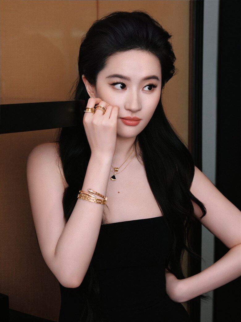 Lưu Diệc Phi ăn nhiều trái cây tươi để bổ sung vitamin, chất xơ và giữ da sáng mịn, đồng thời hạn chế tối đa đồ ăn vặt (đặc biệt là đồ chiên, nhiều đường) để tránh tích mỡ và giữ dáng.