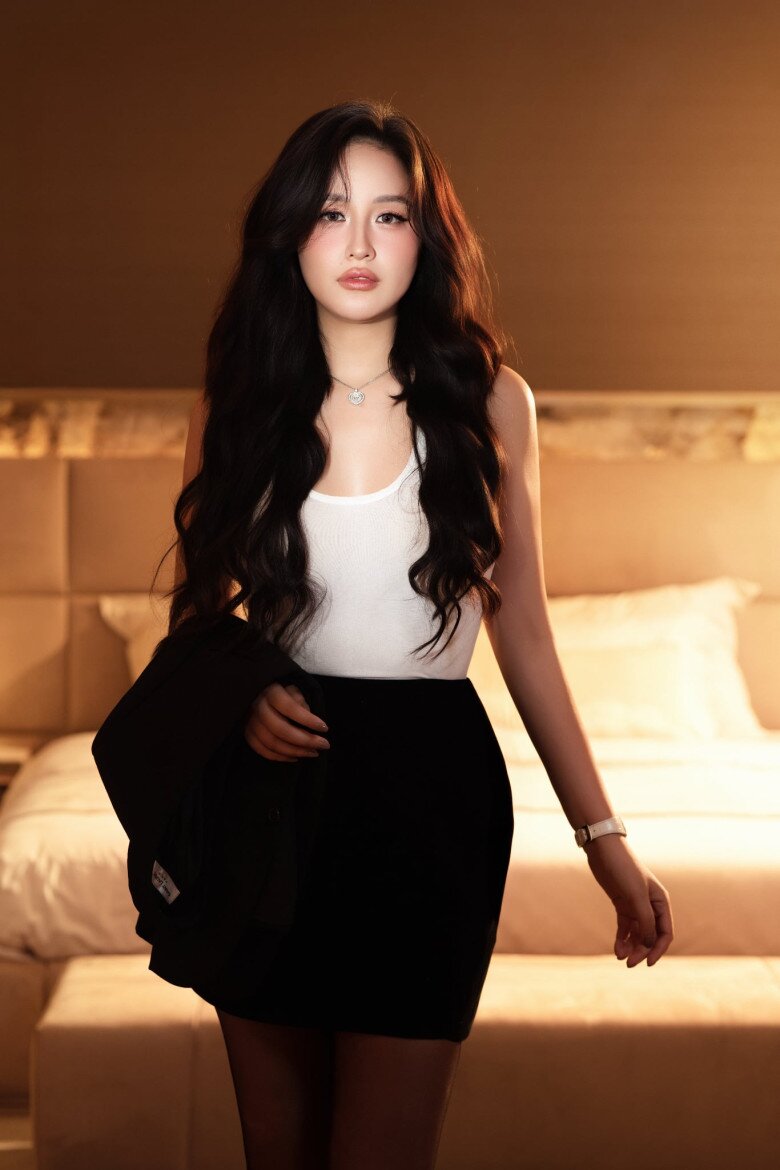 Mai Phương Thúy hóa quý cô công sở thanh lịch nhưng vẫn gợi cảm với áo tank top trắng kết hợp chân váy ôm đen. Phụ kiện đồng hồ và vòng cổ nhỏ xinh càng giúp tổng thể trở nên tinh tế.