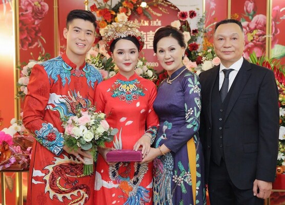 Cô Bạch Tuyết - mẹ vợ của cầu thủ Đỗ Duy Mạnh từng gây bão trong ngày vui của con gái.