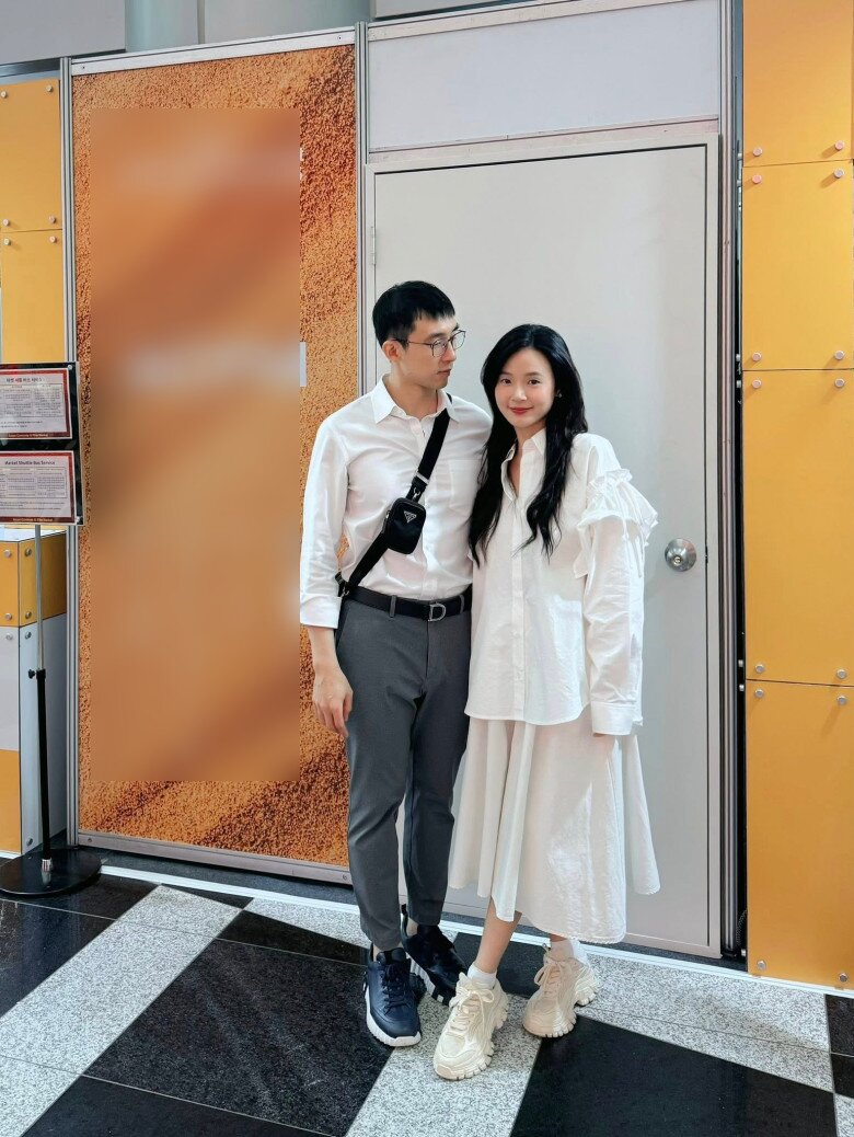 Cặp vợ chồng son mặc sơ mi trắng đồng điệu khi tham gia hoạt động thuộc khuôn khổ Busan International Film Festival 2025. Midu ưu tiên phom áo suông giấu đường cong, tạo nên hình ảnh trẻ trung.