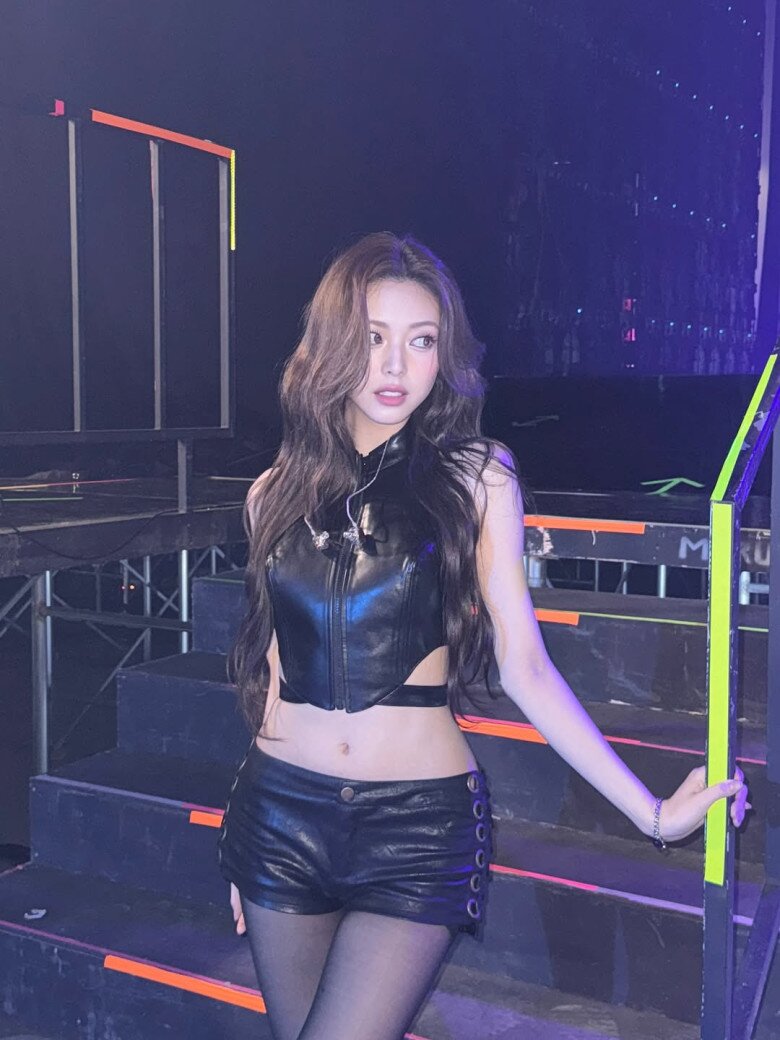 Có thể thấy, Yuna (ITZY) không chỉ gây ấn tượng với tài năng và thần thái sân khấu cuốn hút, mà còn trở thành biểu tượng sắc vóc đáng ngưỡng mộ của thế hệ thần tượng trẻ. Ở tuổi 22, cô đã chứng minh rằng chỉ cần kỷ luật trong ăn uống, chăm chỉ vận động và duy trì những thói quen nhỏ mỗi ngày, ai cũng có thể sở hữu thân hình săn chắc, quyến rũ.