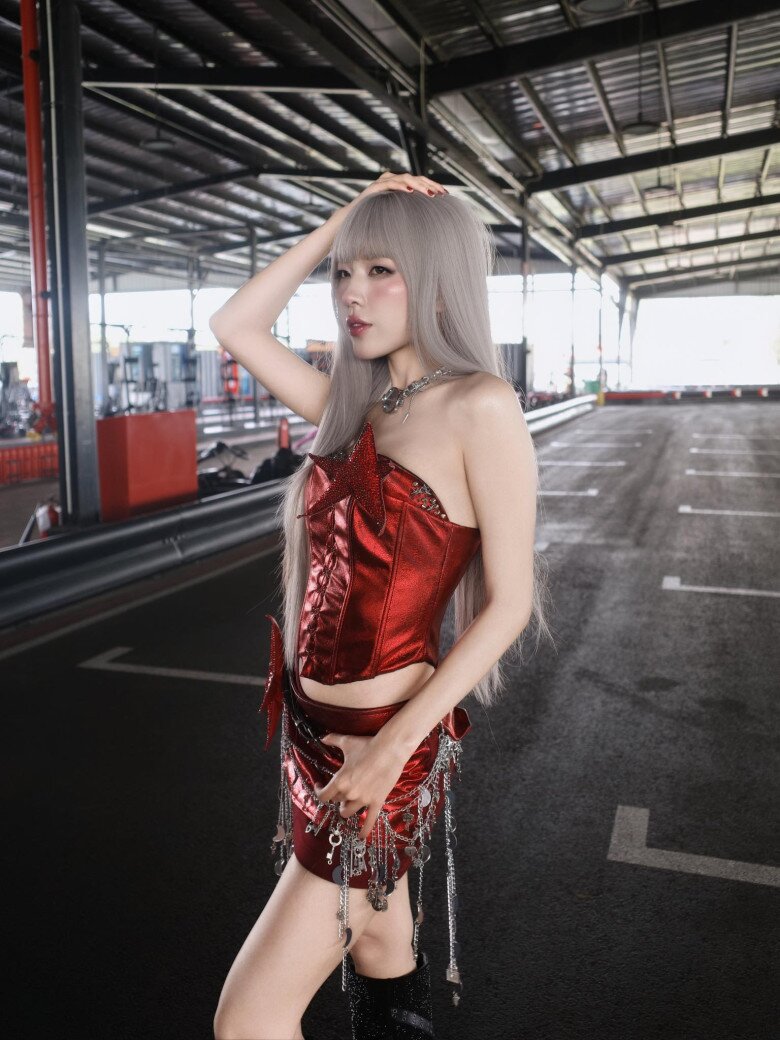 Lamoon tên thật là Nguyễn Lê Diễm Hằng, sinh năm 2003. Sau tập 3 của Em xinh say hi, mỹ nhân gen Z được ví như “Suzy bản Việt” nhờ vẻ đẹp thanh thuần nhưng không kém phần cá tính.