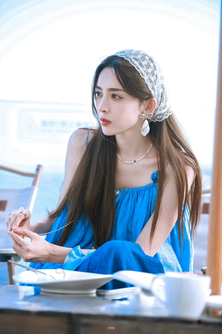 Ngoài 5 bước skincare đều đặn, Cổ Lực Na Trát cũng xây dựng lối sống khoa học và lành mạnh để duy trì nhan sắc và vóc dáng đỉnh cao. Dù sở hữu nhan sắc trời ban, Cổ Lực Na Trát không hề ỷ lại mà luôn duy trì kỷ luật với bản thân. Nhờ đó, cô giữ vững được danh hiệu “mỹ nhân không có nổi một bức ảnh xấu” suốt nhiều năm trong giới giải trí khắc nghiệt.