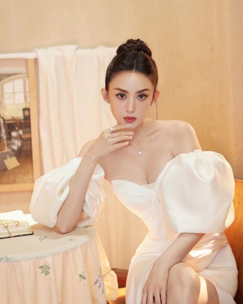 Cổ Lực Na Trát rất chăm chút, tỉ mỉ trong từng bước dưỡng da. 