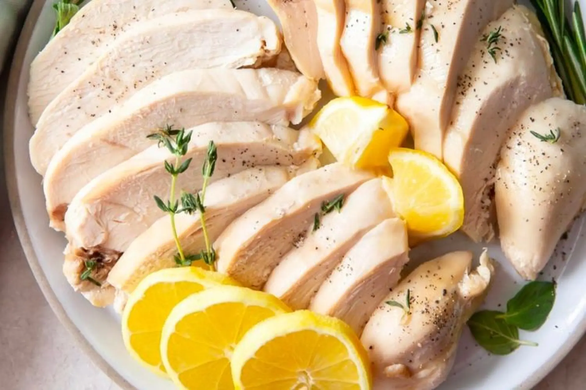 Ức gà là nguồn protein nạc dồi dào, ít chất béo, giúp tạo cảm giác no lâu và hỗ trợ tăng cơ, giảm mỡ hiệu quả. Ăn ức gà thường xuyên không chỉ duy trì vóc dáng săn chắc mà còn giúp cơ thể phục hồi sau tập luyện nhanh chóng.