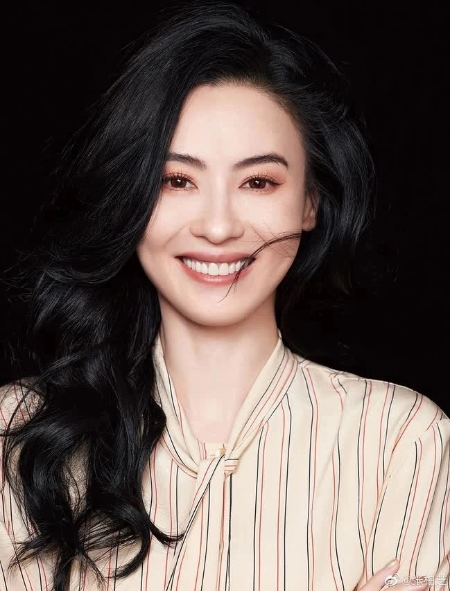 Ở tuổi 45, Trương Bá Chi vẫn giữ được phong độ nhan sắc, đủ sức cạnh tranh với những đàn em trẻ trung. Gương mặt rạng rỡ, sống mũi thanh thoát và nụ cười ngọt ngào của cô vẫn là thương hiệu khó ai thay thế.