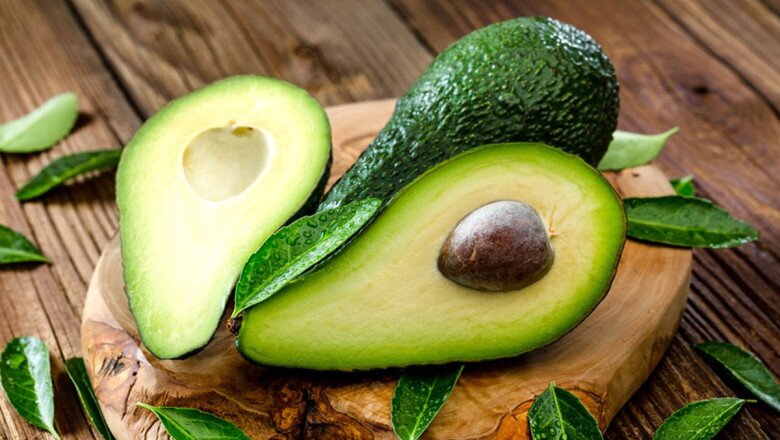 Quả bơ được mệnh danh là “siêu thực phẩm” nhờ chứa nhiều vitamin A, C, E cùng chất béo lành mạnh và carotenoid. Những dưỡng chất này giúp dưỡng ẩm sâu, chống oxy hóa, ngăn ngừa nếp nhăn, đồng thời bảo vệ da trước tia UV, nuôi dưỡng mái tóc mềm mượt, chắc khỏe và hạn chế gãy rụng.