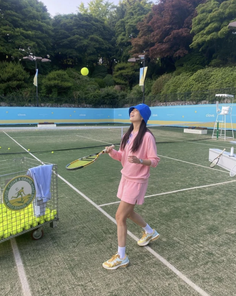 Bên cạnh việc chăm sóc da từ bên ngoài, Han Hyo Joo cũng rất chăm chỉ tập luyện để giữ vóc dáng và giúp da thở.