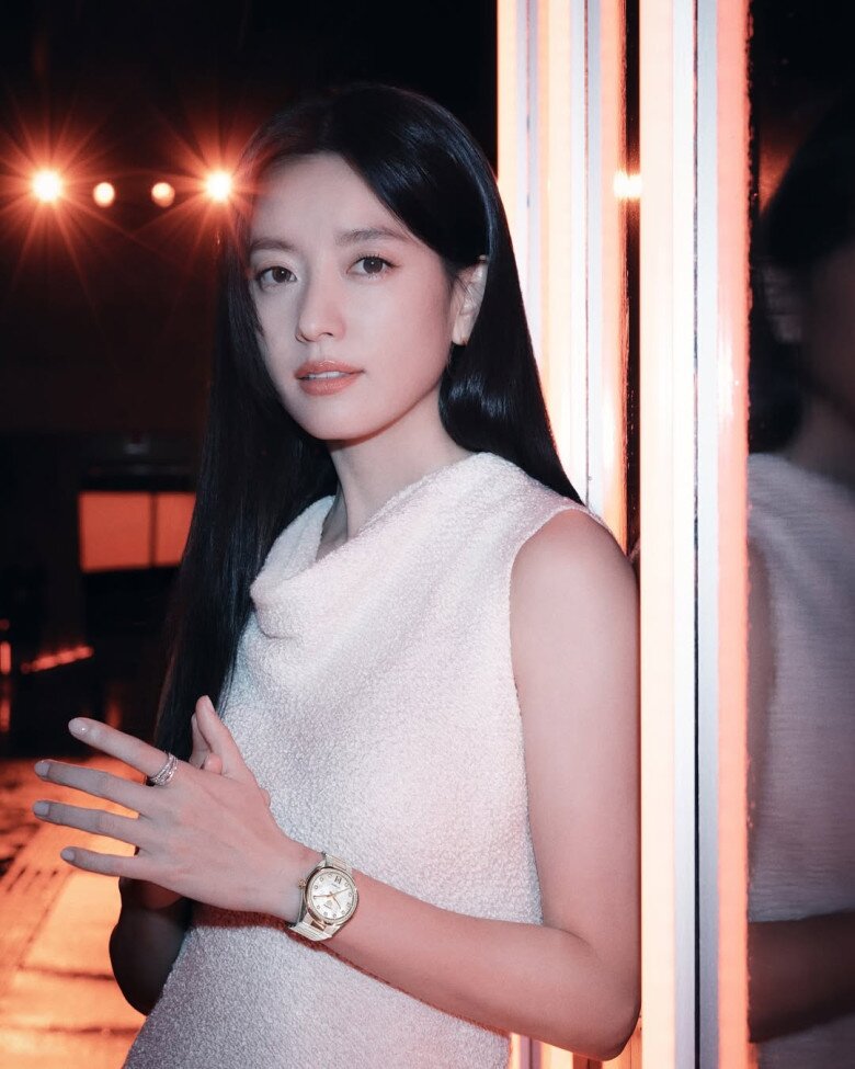 Không cần những phương pháp cầu kỳ hay bí quyết xa xỉ, Han Hyo Joo vẫn giữ vững danh hiệu mỹ nhân trẻ mãi không già nhờ kiên trì làm sạch, dưỡng ẩm, tập luyện và đặc biệt là chống nắng 365 ngày. Chính sự giản dị và bền bỉ ấy giúp nụ cười của cô chưa bao giờ phai nhạt.