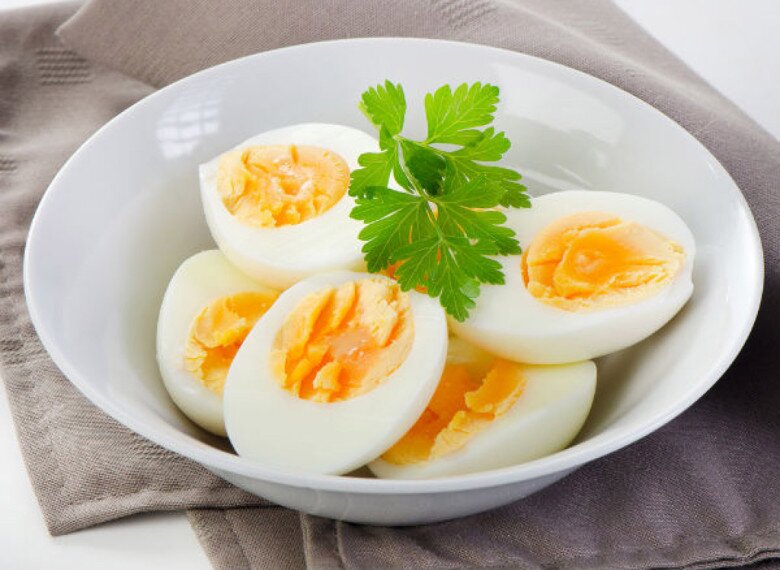 Yến mạch, nho khô và trứng luộc chính là thực phẩm quen thuộc trong bữa sáng hằng ngày của Dương Mịch. 