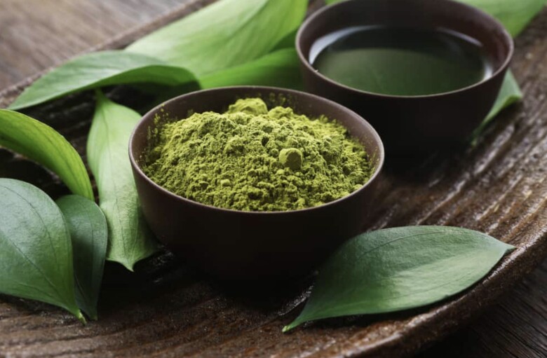 Bí quyết giúp mỹ nhân xứ Hàn sở hữu làn da đẹp bất chấp tuổi tác chính là nhờ rửa mặt bằng sữa rửa mặt kết hợp với bột trà xanh. 