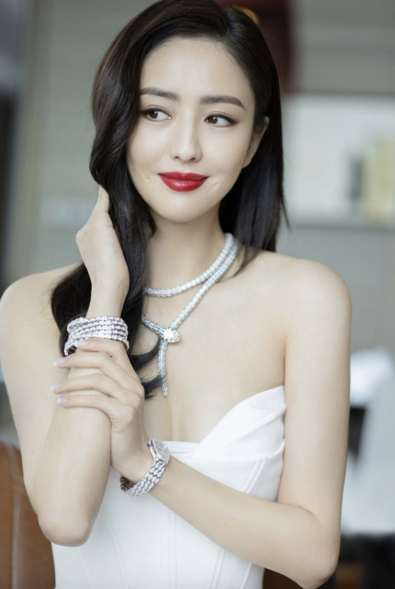 Theo tìm hiểu, mỹ nhân Tân Cương đã duy trì thói quen massage mặt trong nhiều năm.