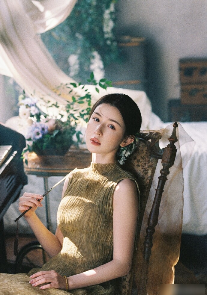 Từ nhỏ, mỹ nhân Tân Cương đã có thói quen tập múa truyền thống. Sau này, Cáp Ni Khắc Tư còn kết hợp thêm yoga, chạy bộ để rèn luyện sức khoẻ, duy trì vóc dáng.