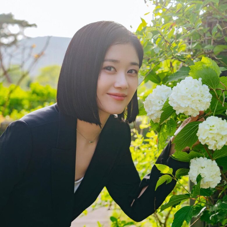 Ở tuổi 44, Jang Nara vẫn như gái đôi mươi nhờ duy trì lối sống lành mạnh, chăm chút từ bên trong và kiên trì với những thói quen nhỏ nhưng tạo nên hiệu quả lớn.