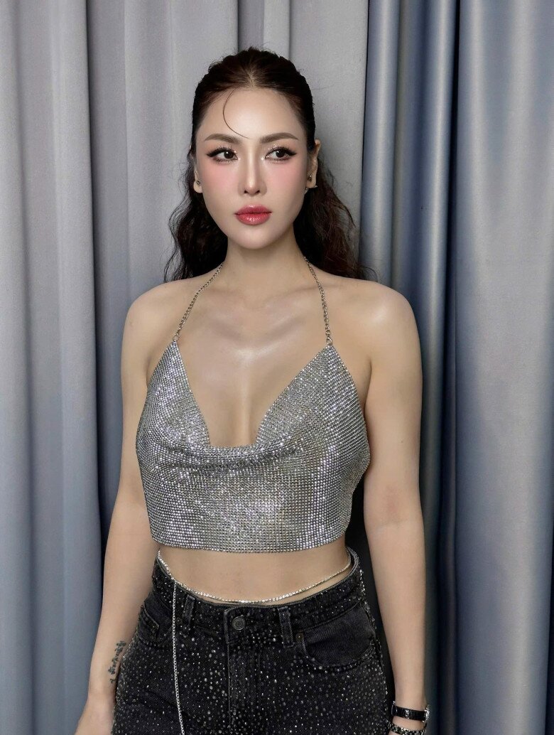 Á hậu mua giải 600 triệu diện bikini o ép vòng một căng tràn, sinh 3 con vẫn mê mặc amp;#34;thiếu vảiamp;#34; khoe dáng nuột nà - 2