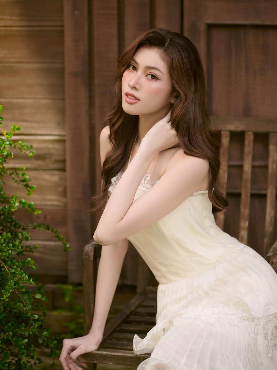 Á hậu Việt Nam bị đồn sắp làm dâu hào môn sở hữu đôi chân dài 1m1, mặc cắt khoét khoe dáng amp;#34;bốc lửaamp;#34;, ngó túi hiệu mà choáng ngợp - 16