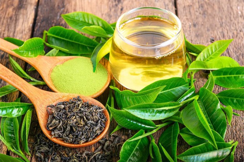 Trà xanh chứa nhiều chất chống oxy hóa, đặc biệt là catechin, giúp làm chậm quá trình lão hóa, bảo vệ da khỏi tác hại tia UV và ngăn ngừa nếp nhăn. Uống trà xanh đều đặn mỗi ngày còn hỗ trợ thải độc, giảm mỡ, duy trì cân nặng ổn định, mang đến làn da sáng mịn, khỏe mạnh.