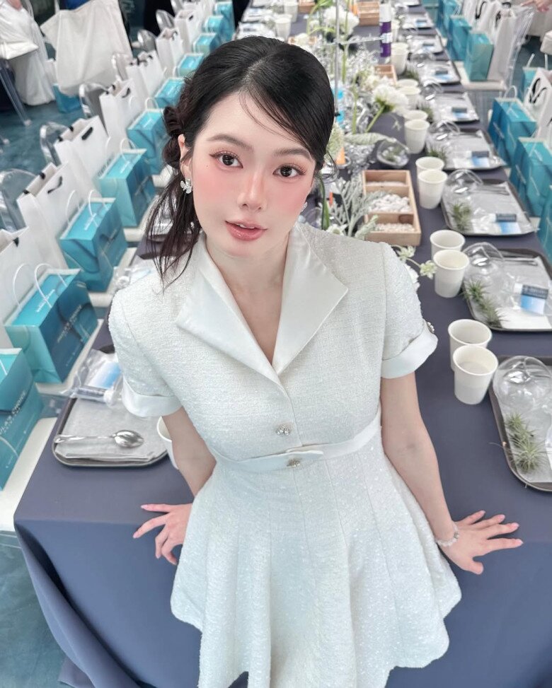 Với nhan sắc xinh đẹp và khả năng sáng tạo nội dung, Yên Đan sở hữu kênh TikTok với hàng trăm nghìn người theo dõi. Cô thường xuyên chia sẻ các video về làm đẹp, thời trang và lối sống.