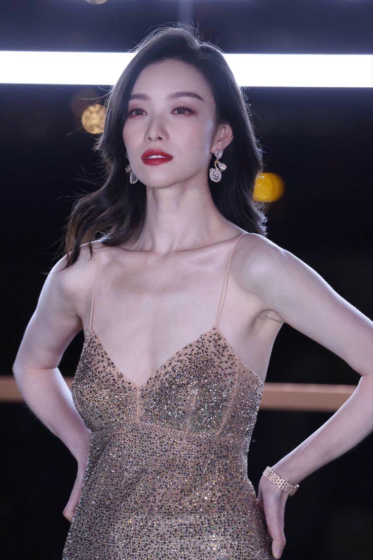 Mỗi khi xuất hiện trên thảm đỏ, mỹ nhân 8X luôn chiếm trọn spotlight bởi làn da trắng, visual xinh đẹp cùng body nóng bỏng.
