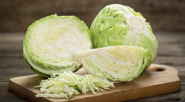 Bắp cải - loại rau được trồng nhiều tại Việt Nam và là món ăn quen thuộc trong bữa ăn của gia đình Việt.