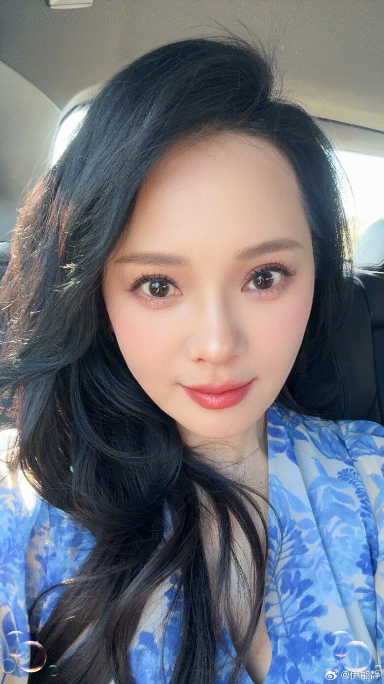 Ở tuổi 57, nhan sắc của nữ thần màn ảnh vẫn khiến dân tình trầm trồ vì quá đẹp.