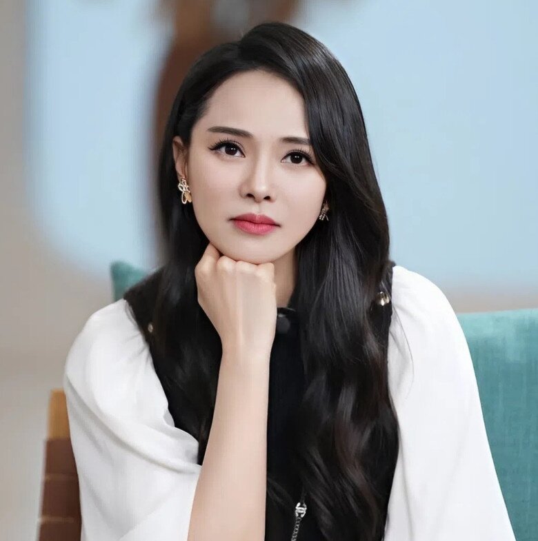 Ở tuổi 57, Y Năng Tịnh vẫn giữ được nhan sắc tươi trẻ, vóc dáng gọn gàng khiến nhiều người ngưỡng mộ. Những bí quyết giản dị như tránh nước lạnh, tận dụng bã trà xanh hay duy trì thói quen sống lành mạnh chính là “chìa khóa vàng” giúp cô trẻ đẹp bất chấp thời gian.