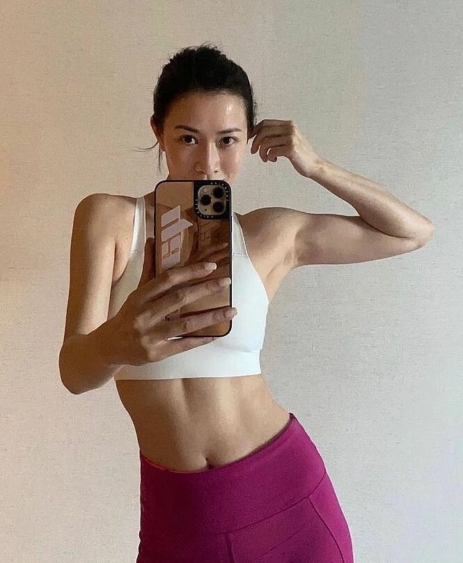 Body nuột nà với cơ bụng số 11 của Xa Thi Mạn ở tuổi 50.