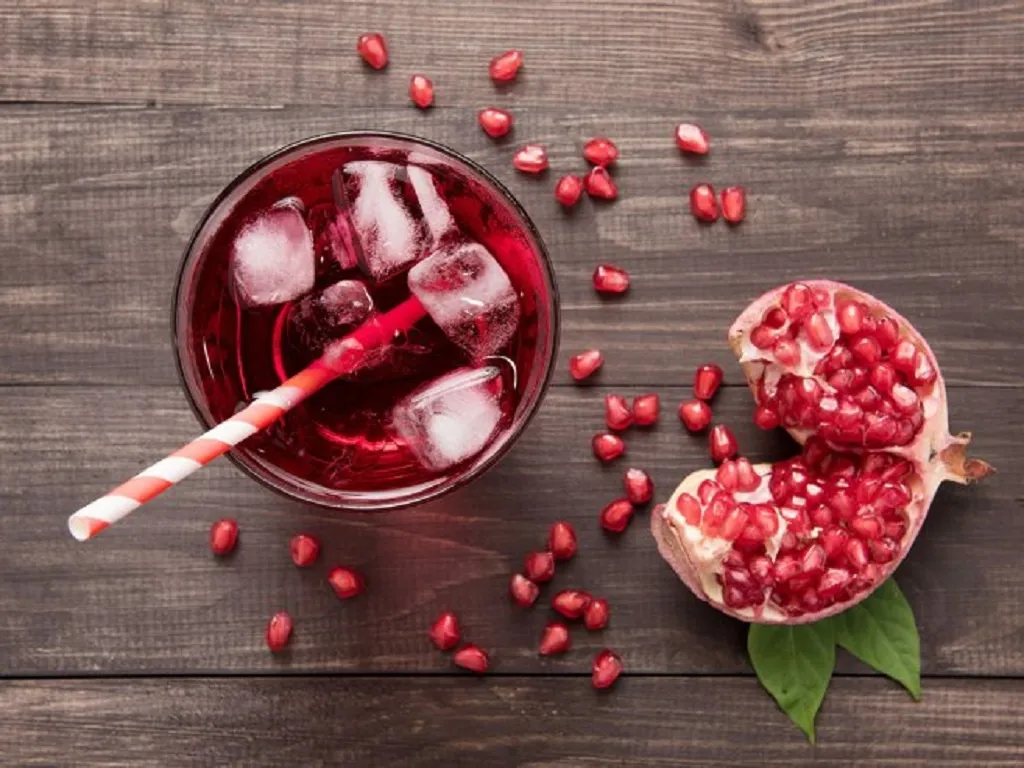Lựu chứa vitamin C và punicalagin, giúp ức chế melanin, bảo vệ da khỏi nắng, đồng thời kích thích sản sinh collagen. Nước ép lựu giúp da căng mọng, mịn màng, trẻ trung. Uống thường xuyên còn cải thiện sức khỏe tim mạch, tăng cường sức đề kháng và chống lão hóa hiệu quả.