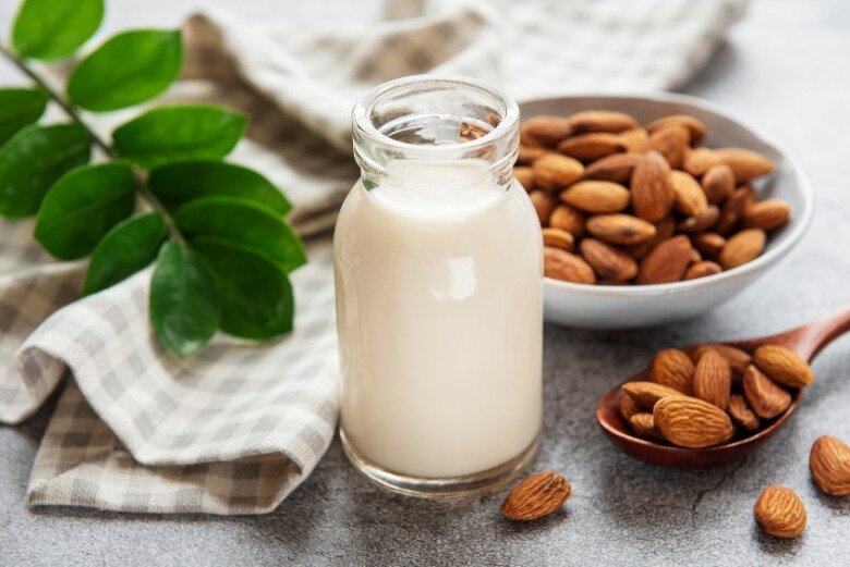 Sữa hạnh nhân giàu vitamin E – chất chống oxy hóa giúp ngừa nếp nhăn, bảo vệ da khỏi tia UV. Thức uống này hỗ trợ kiểm soát cân nặng, cải thiện tình trạng khô sạm, duy trì làn da căng mịn. Nhẹ bụng, dễ tiêu hóa, phù hợp cho phụ nữ sau 35 tuổi muốn dưỡng nhan.