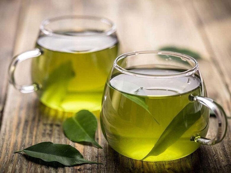 Trà xanh giàu polyphenol và catechin, giúp trung hòa gốc tự do, giảm sạm nám và lão hóa sớm. Uống đều đặn mỗi ngày hỗ trợ thanh lọc cơ thể, tăng độ đàn hồi da, hạn chế tác hại tia UV, mang lại làn da sáng mịn, căng khỏe từ bên trong.
