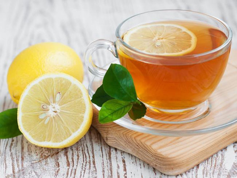 Chanh giàu vitamin C, mật ong có tính kháng viêm, kết hợp tạo thức uống detox hiệu quả. Uống vào buổi sáng khi bụng đói giúp làm sạch hệ tiêu hóa, tăng cường sức đề kháng, làm sáng da, đều màu và giữ ẩm. Đây là bí quyết đơn giản, rẻ nhưng hiệu quả rõ rệt.