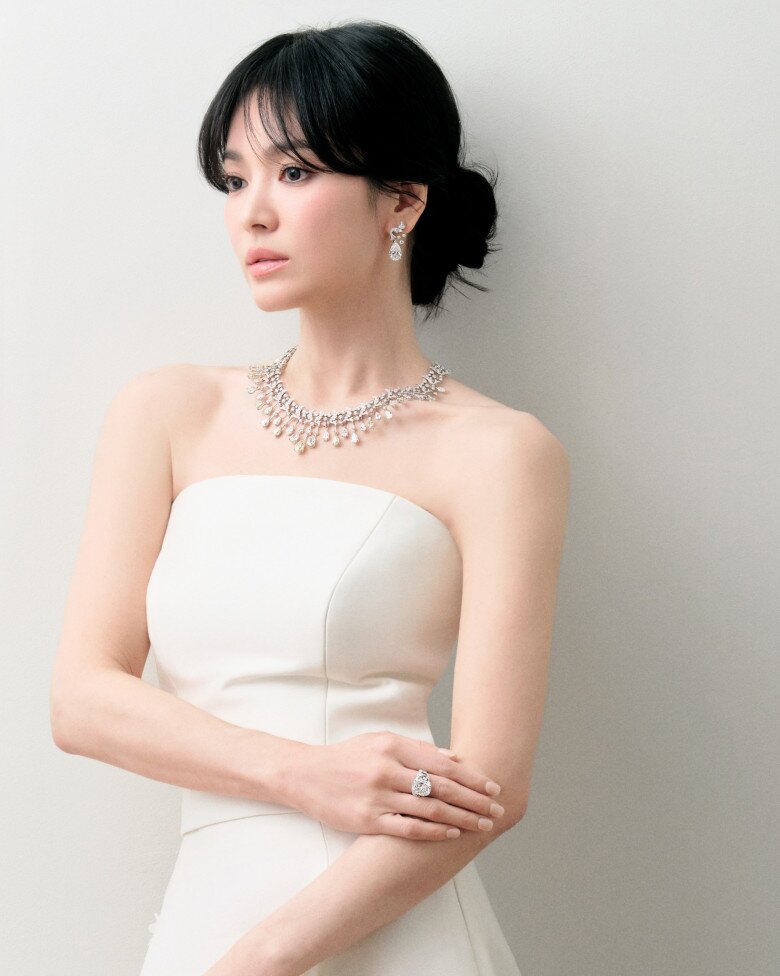 Nhờ lối sống khoa học, Song Hye Kyo hiện vẫn giữ được làn da căng mịn, trắng sáng, vóc dáng gọn gàng và khí chất sang trọng. Hình ảnh của cô không chỉ đại diện cho nhan sắc Hàn Quốc mà còn là hình mẫu cho nhiều phụ nữ châu Á trong việc duy trì lối sống lành mạnh, hướng tới sức khỏe và sắc đẹp bền vững.