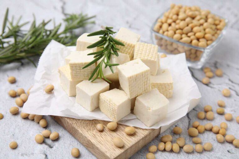 Đậu phụ là thực phẩm vàng trong thực đơn giảm cân nhờ giàu protein thực vật, ít calo nhưng tạo cảm giác no lâu. Chứa nhiều khoáng chất như canxi, sắt, magie, mangan…, đậu phụ không chỉ hỗ trợ giảm mỡ thừa mà còn giúp cơ thể duy trì cơ bắp, làn da khỏe mạnh, tươi trẻ.