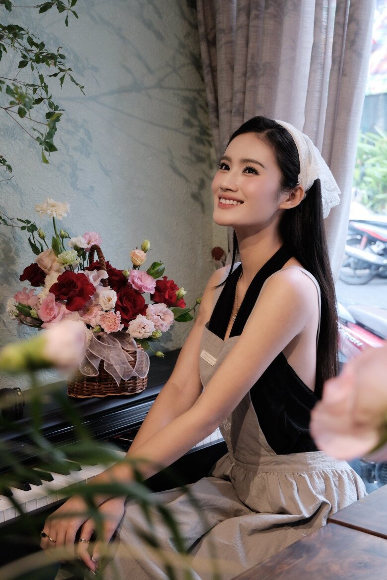 Vượt qua “sóng gió” dư luận, Hoa hậu Ý Nhi ngày càng ghi điểm với vẻ đẹp dịu dàng, cuốn hút cùng phong cách thời trang ngày một ấn tượng.
