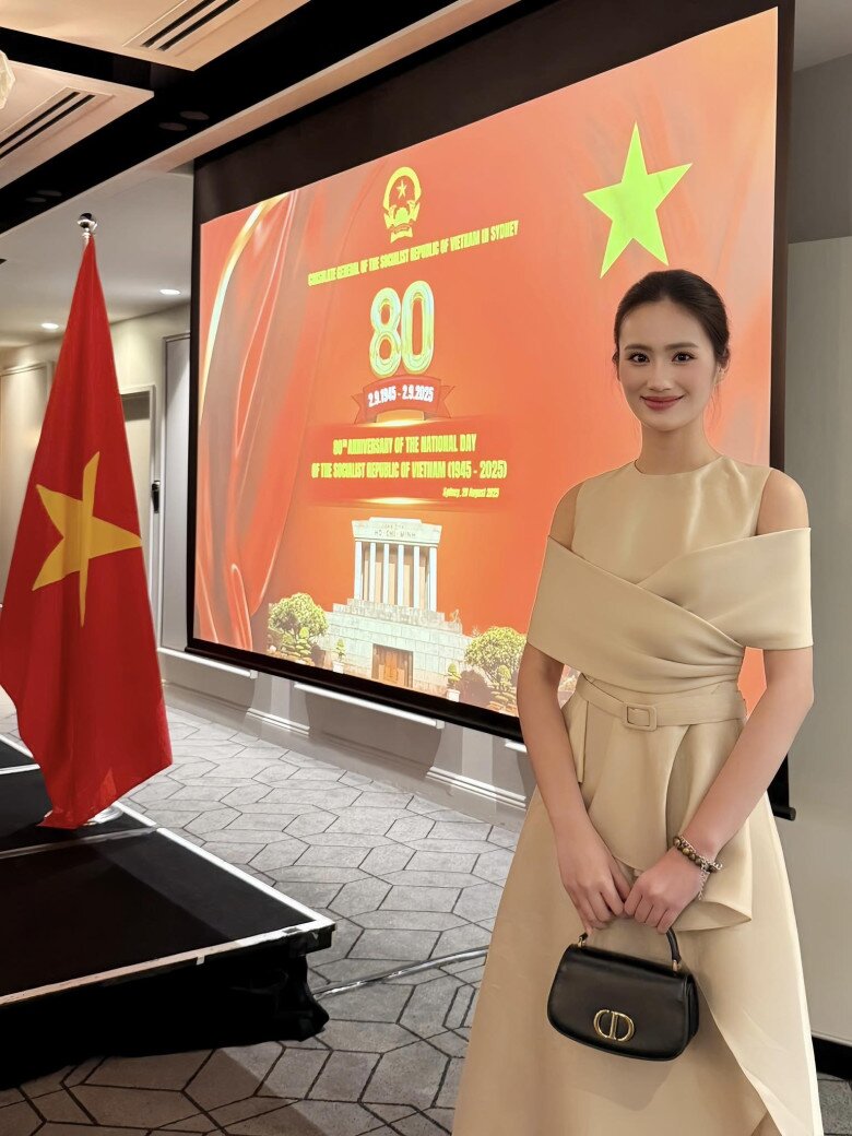 Hoa hậu Ý Nhi xách túi hơn 85  triệu đồng khi tham dự lễ kỷ niệm 80 năm Quốc khánh nước CHXHCN Việt Nam tổ chức tại Sydney, Úc. 