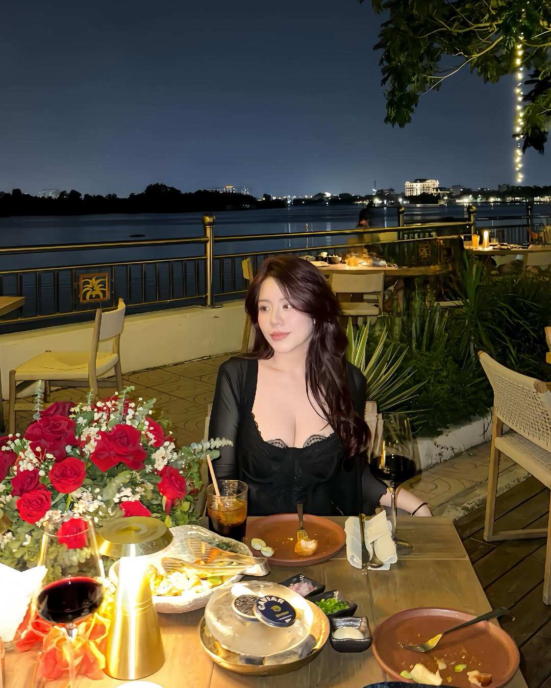 Khác chị gái, Susie Phạm chọn style đa dạng: khi nữ tính với váy hoa nhí, áo dài truyền thống, lúc lại táo bạo với crop top, đầm ôm sát hay trang phục xuyên thấu. Cách phối đồ của cô mang hơi hướng phóng khoáng, hiện đại, giúp Susie trở nên nổi bật dù không khoe hàng hiệu nhiều.