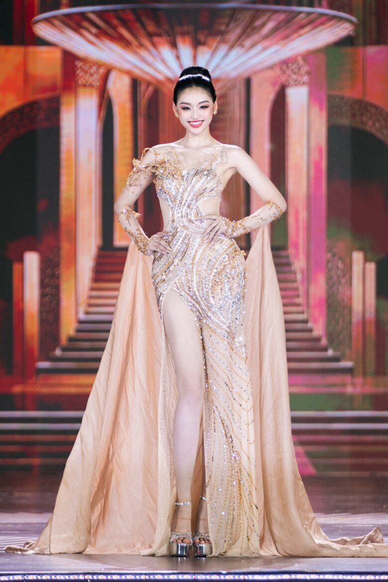 Yến Nhi trong phần thi trang phục dạ hội.