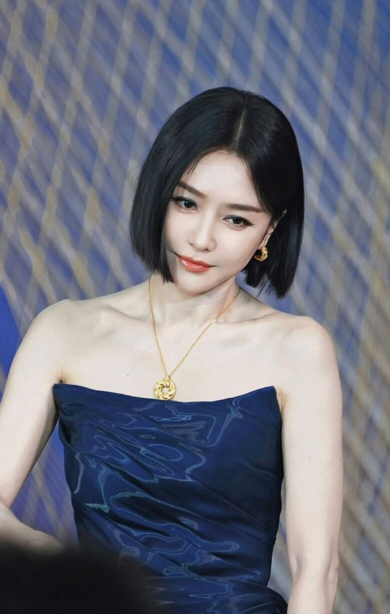 Chia nhỏ bữa ăn, uống 2 lít nước mỗi ngày hay chọn sinh tố rau củ cho bữa sáng là những thói quen ăn uống giúp Tần Lam luôn giữ được vòng eo gọn gàng, vóc dáng cân đối suốt nhiều năm qua.