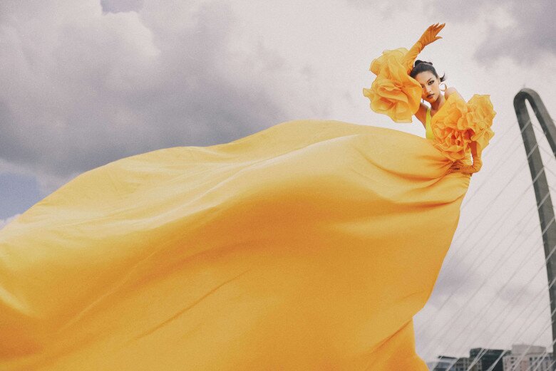 Bộ ảnh tạo dáng trên cao của top 15 thí sinh Vietnams Next Top Model trở thành tâm điểm tranh cãi trên mạng xã hội.
