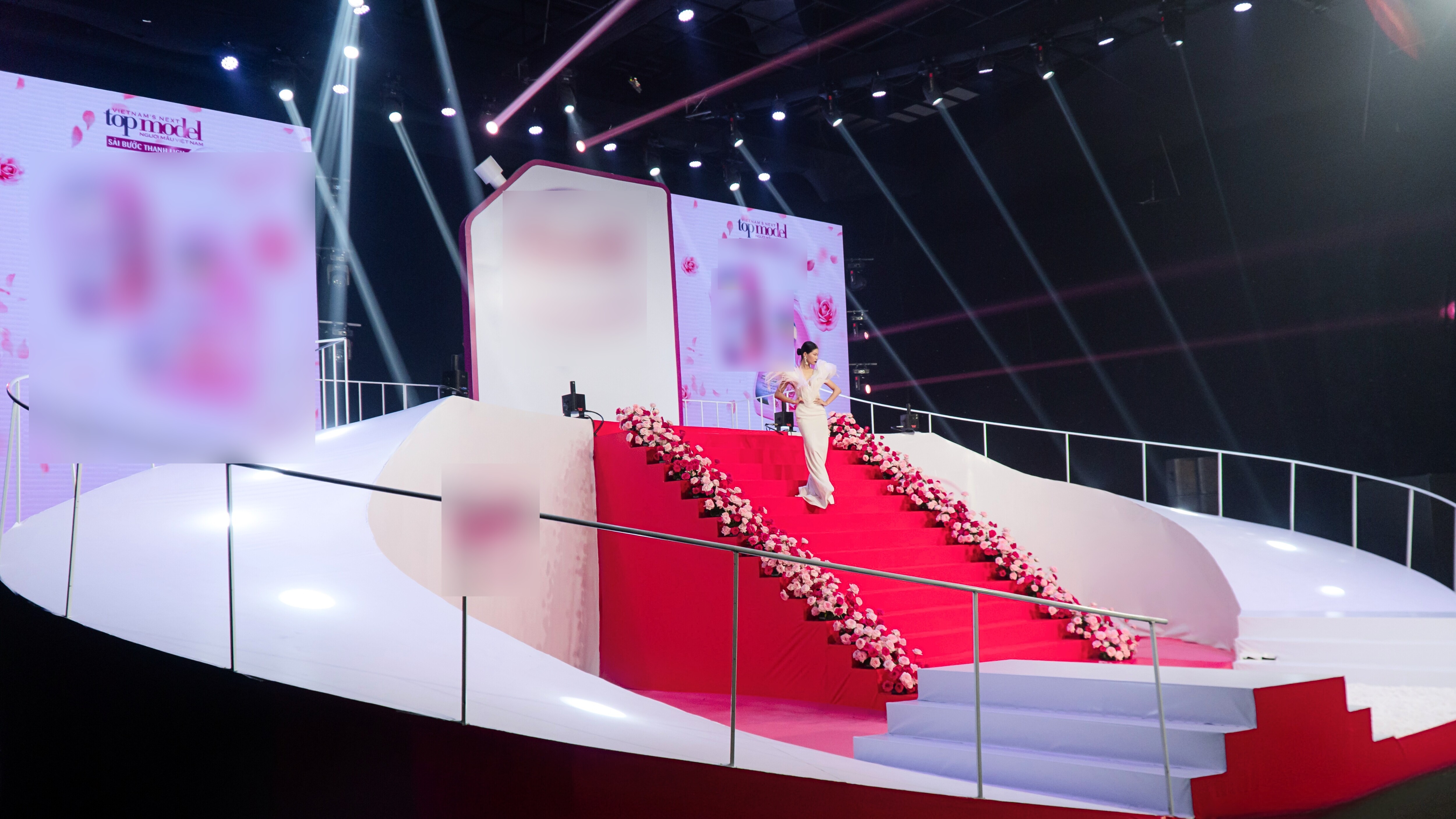 Sàn runway liên hoàn tại tập 3 Vietnams Next Top Model.