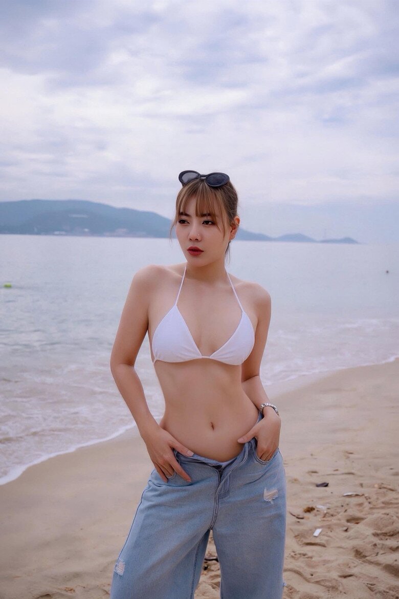 Thanh Hương kết hợp bikini với quần jeans. Ảnh: FB Thanh Hương.