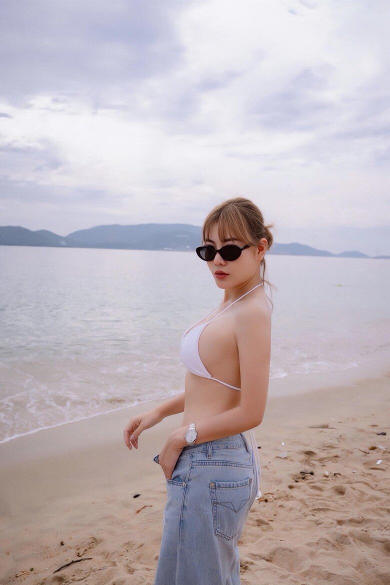 Lều Phương Anh, Thùy Anh, Vân Dung...không tiếc lời khen ngợi nhan sắc Thanh Hương. Ảnh: FB Thanh Hương.br /
br /
img src/upload/3-2025/images/2025-08-05/1754360933-huong6-width800height546.jpg width660 /br /
Thanh Hương tập xen kẽ các bộ môn khác nhau để giữ vóc dáng săn chắc. Ảnh: FB Thanh Hương.br /
br /
img src/upload/3-2025/images/2025-08-05/1754360934-huong7-width500height706.jpg width660 /br /
Phong cách thời trang của Thanh Hương đa dạng. Cô tết tóc hai bên, tạo dáng nhí nhảnh khi cưa sừng làm nghé. Ảnh: FB Thanh Hương.br /
br /
img src/upload/3-2025/images/2025-08-05/1754360934-huong8-width500height667.jpg width660 /br /
Thanh Hương chia sẻ trên Dân Việt, nếu không phải đi quay phim, cô sẽ đi làm đẹp, ăn uống, xem phim cùng bạn bè. Ảnh: FB Thanh Hương.br /
br /
img src/upload/3-2025/images/2025-08-05/1754360934-huong9-width500height667.jpg width660 /br /
Nữ diễn viên trở lại cuộc sống độc thân cách đây ít năm. Ảnh: FB Thanh Hương.br /
br /
img src/upload/3-2025/images/2025-08-05/1754360934-huong10-width500height750.jpg width660 /br /
Về chồng cũ, Thanh Hương chia sẻ trên Saostar, cô và chồng cũ hạn chế nhắn tin, gọi điện, chỉ lúc nào có chuyện cần giải quyết về con chung thì cả hai mới ngồi lại. Ảnh: FB Thanh Hương.