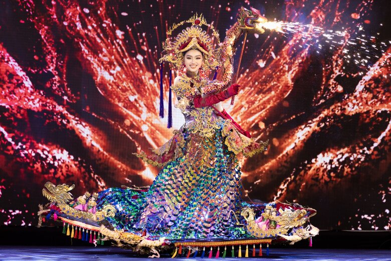 Tại sự kiện send-off, Hoa hậu Yến Nhi lần đầu trình diễn Trang phục Văn hóa Dân tộc sẽ mang đến Miss Grand International 2025 có tên gọi Thăng Long Hội.