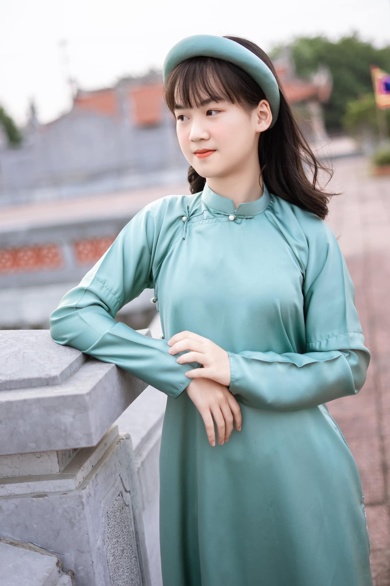 Bên cạnh đó, Hiền Mai cũng ưa chuộng những thiết kế năng động, đúng lứa tuổi. Cô thường xuyên xuất hiện với váy liền, áo phông kết hợp chân váy xếp ly - những item vừa trẻ trung, nữ tính vừa tôn dáng nhẹ nhàng. Sự phối hợp khéo léo giữa trang phục giản dị và phụ kiện hàng hiệu giúp Hiền Mai giữ được nét tinh khôi đúng tuổi 17, đồng thời vẫn toát lên vẻ sành điệu.