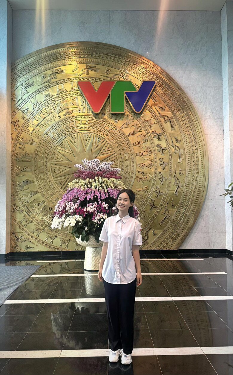 Khi xuất hiện tại VTV, Hiền Mai diện trang phục giản dị với áo trắng và quần tây đen. Tuy đơn giản nhưng cô nàng vẫn ghi điểm bởi khí chất thanh lịch, phong thái tự tin và nụ cười rạng rỡ. Lối ăn mặc nền nã càng làm nổi bật làn da trắng hồng cùng vẻ đẹp trong trẻo, đúng chuẩn “nữ thần học đường” mà cộng đồng mạng ưu ái gọi tên.