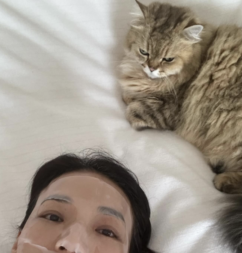 Thư Kỳ xem mặt nạ là cứu tinh để giữ làn da mịn màng, căng bóng, ít khuyết điểm.