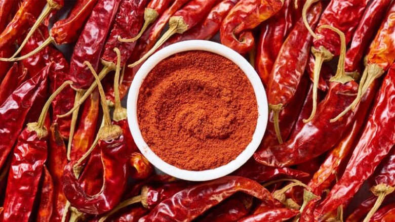 Ớt cayenne là nguyên liệu có khả năng sinh nhiệt, thúc đẩy trao đổi chất và hỗ trợ đốt cháy mỡ thừa. Đây cũng là trợ thủ đặc biệt trong thức uống vàng mà Kỳ Duyên sử dụng hằng ngày để giữ phong độ sắc vóc. 