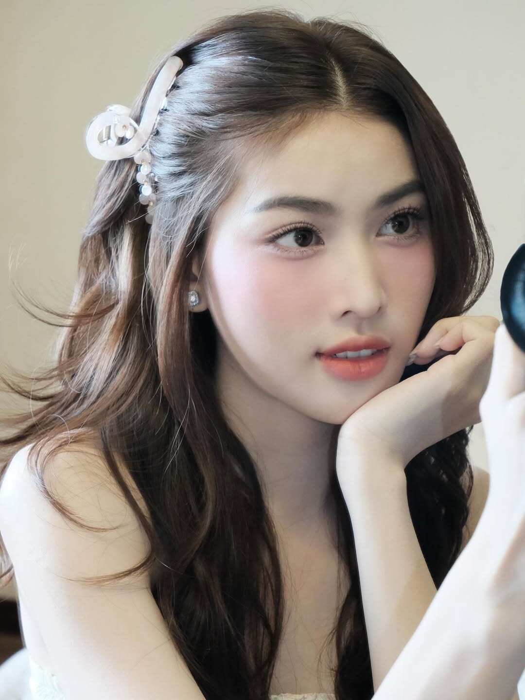 Á hậu Việt Nam bị đồn sắp làm dâu hào môn sở hữu đôi chân dài 1m1, mặc cắt khoét khoe dáng amp;#34;bốc lửaamp;#34;, ngó túi hiệu mà choáng ngợp - 4