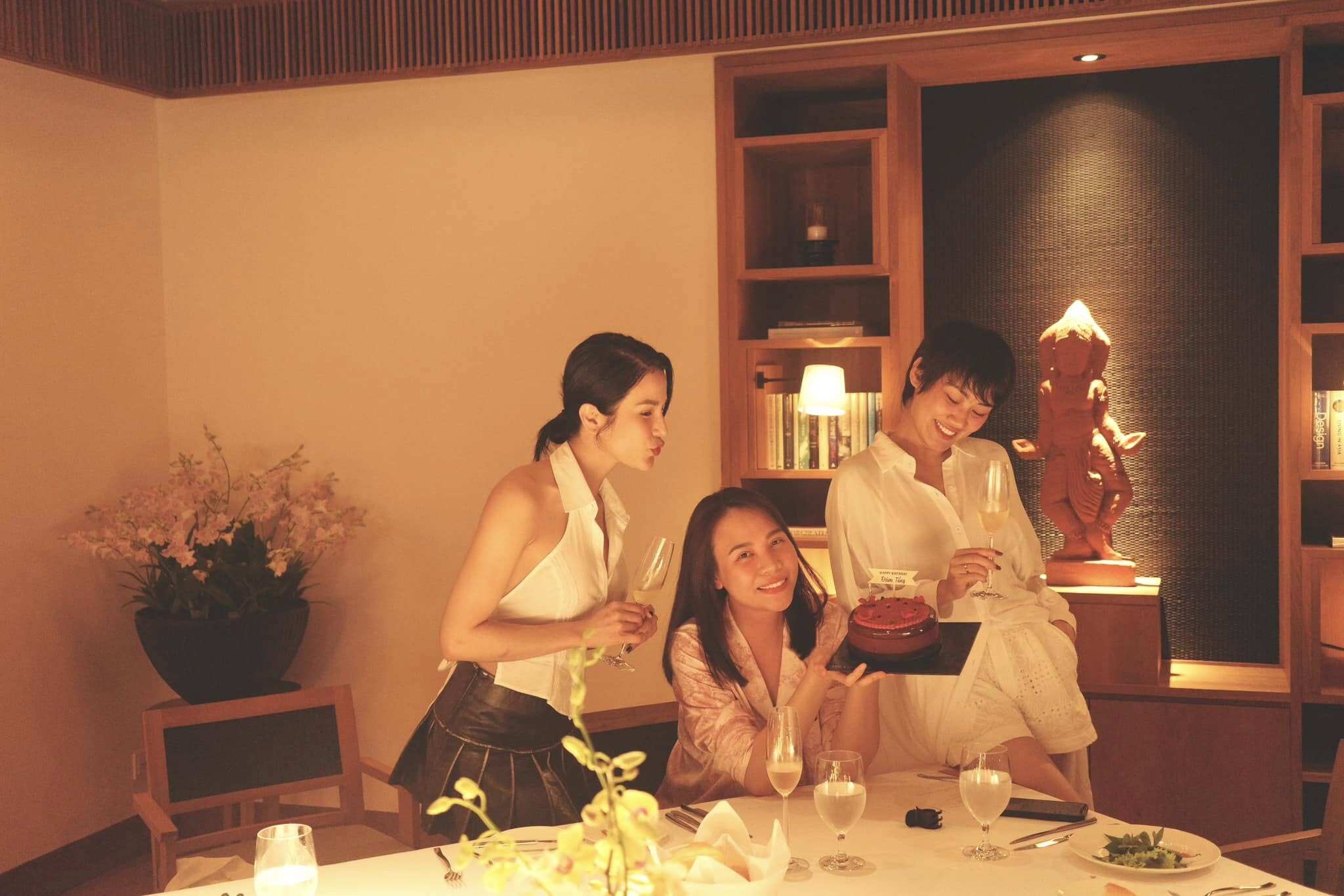 Ở tuổi 35, Đàm Thu Trang không chỉ giữ phong độ nhan sắc đỉnh cao mà còn khiến netizen “trầm trồ” với độ chịu chi, tặng bạn thân Diệp Lâm Anh toàn quà hiệu trăm triệu chuẩn “bạn thân quốc dân”.
